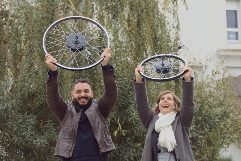 Un couple tient des roues de vélos électriques